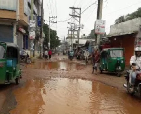 নরসিংদীর হাতিরদিয়া বাজারের রাস্তার বেহাল দশা, ভেঙে পড়েছে যাতায়াত ব্যবস্থা